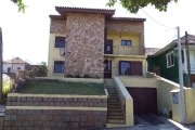 Casa localizada no bairro Vila Ipiranga com 329,50 m ². Imóvel dispõe de 03 dormitórios, sendo 1 suite, sala de estar/jantar, cozinha,03 banheiros, área de serviço e pisos em cerâmica. Imóvel com páti