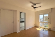 Apartamento reformado de 36m², 1 dormitório, living para dois ambientes, cozinha com área de serviço integrada, 1 banheiro e 1 vaga de garagem coberta. Imóvel disposto em andar alto, com vista definit