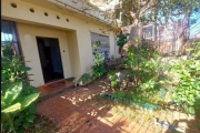 Vende-se casa de alvenaria, com 2 dormitórios, 2 salas, 1 banheiro social, uma copa ampla, cozinha, área de serviço separada.&lt;BR&gt;&lt;BR&gt;Possui um pátio em frente a casa com espaço para 1 vaga