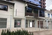 Conheça esta charmosa casa localizada na Rua Dona Augusta, no Bairro Menino Deus, uma das regiões mais desejadas de Porto Alegre. Com uma área privativa  e total de 148m², este imóvel possui 3 pavimen