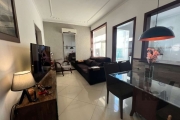 Excelente apartamento de 2 dormitórios, amplo, reformado, totalmente mobiliado, piso porcelanato na sala e piso parquet nos dormitórios, armários sob medida na cozinha, split na sala e quarto de casal