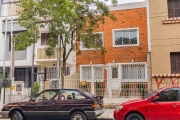 Terreno de 6,60 m X 17,60 m, a casa comercial oferece um amplo espaço