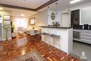 Ótimo apartamento no Petrópolis, com 70m² privativos, térreo com pátio, semi mobiliado, reformado, de 1 dormitório e vaga. Possui living amplo com sala de estar e sala de jantar com lareira, 1 dormitó