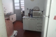 Excelente apartamento térreo no bairro Petrópolis. Living para dois ambientes, dois dormitórios amplos, cozinha com área de serviço separada e banheiro social. Conta com uma vaga de garagem, fixa, por