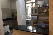 Apartamento 94 metros quadrados, localizado no centro de Porto Alegre, 3° andar com 3 dormitórios, cozinha, banheiro e sala.