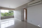 Excelente apartamento com três dormitórios, incluindo uma suíte, sala de estar, cozinha integrada, área de serviço independente, churrasqueira e piso de porcelanato. Oferece uma vista panorâmica, é be