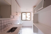 Apartamento semi mobiliado com 60m² privativos e 3 dormitórios, 1 banheiro, bem arejado e iluminado, com móveis dos quartos, roupeiros, rack, armários da cozinha e banheiros. &lt;BR&gt;Localizado em c