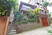 Excelente Casa no Bairro Petrópolis: Terreno medindo 11x39,60. Tendo 2 casas separadas. Podendo ser para moradias, comercial ou construção de prédio.&lt;BR&gt;2 residências separadas com 3 dormitórios