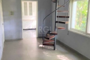 Cobertura de 115m² distribuídos em 2 pavimentos, sendo no andar inferior uma sala de estar com SPLIT, cozinha semi mobiliada, 1 dormitório e banheiro social com ventilação natural e box de vidro. O an