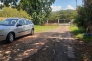 Terreno de 840m² com duas casas a venda em Canoas, localizado na Avenida Santos Ferreira. A casa  da frente tem 3 dormitórios, sala de estar, sala de jantar, cozinha, 2 banheiros e ampla garagem fecha