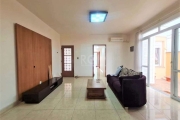 Apartamento de 124m² com 3 dormitórios, cozinha/copa, sala de jantar, área de serviço, despensa, lavabo, banheiro social, lareira, semi-mobiliado e  jardim de inverno. Possui cômodos arejados e com bo