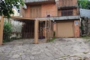 Ótimo apto ,reformado, prédio pequeno, baixo custo condominial apenas 2 aptos.&lt;BR&gt;São 2 dorm com possibilidade de um terceiro, sala com sacada, cozinha, lavabo, banheiro social, churrasqueira.&l