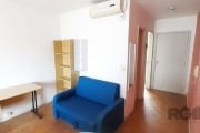 APARTAMENTO JK - 31,57 m² área privativa. Cozinha com balcões e cooktop.  Banheiro social com box de vidro ventilação natural. Ficam no apto refrigerador, fogão, split, armários e cama e tudo mais que