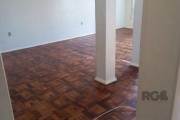 Vende-se apartamento 4 dormitórios, sendo um com sacada aberta, muito amplo e ensolarado, living para até  3 ambientes. Cozinha ampla área de serviço individual, dependência completa. Piso parquet e a