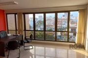 Sala comercial de frente - 37,35 m² de área privativa. Box escriturado. Tem banheiro, nicho para ar condicionado. Vista  e janela panorâmica, piso frio, split e cortinas  instalados. Móveis ficam incl