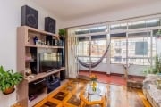 Apartamento 3 dormitórios, living aconchegante para dois ambientes com sacada totalmente fechada com vidros corrediços, 8º andar, de frente, posição solar norte, piso em parquet Decorado, aberturas no