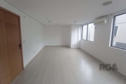 Vende excelente sala comercial junto ao Hospital Mãe de Deus. Imóvel com 32 metros de área privativa, no 3°andar, lateral e piso laminado. O condomínio dispõe de portaria 24 horas, circuito interno de