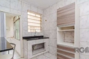 Amplo apartamento, localizado no coração da Cidade Baixa. Sala ampla com ventilador de teto, 1 Quarto com ar condicionado, cozinha americana, área de serviço. Condomínio com elevador, salão de festas 