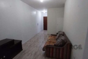 Apartamento terreo, com 1 dormitório, pátio amplo e coberto, living dois ambientes bem definidos, cozinha ampla e 1 banheiro.&lt;BR&gt;Prédio localizado junto a Orla do Guaíba e Cais Embarcadeiro. Jun