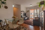 Apartamento semimobiliado de 58 m² privativos, decoração charmosa, boa iluminação, com dois dormitórios com armários planejados, cozinha planejada, living integrado, banheiro social e uma vaga de gara