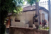 Vendo terreno no bairro fátima, ótima oportunidade em Canoas.&lt;BR&gt; Terreno medindo 10x30 com 300m²,  plano e com uma casa de madeira. Ótimo para uma nova construção, ou para investimento de um pe