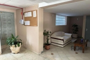 vende apartamento 02 dormitórios, de frente, com dependência, 02 banheiros com possibilidade de transformar 01suite. Muito bem ventilado e iluminado. 01 lance de escada.&lt;BR&gt;com pequeno pátio pri