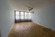 Vende-se bom apartamento desocupado, 3 dormitórios com suíte, banho social, living em dois ambientes amplo, copa e cozinha, área de serviço separada, dependência de empregada e banheiro auxiliar.&lt;B