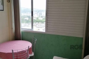 Apartamento de 1 (um) quarto, sala, banheiro e área de serviço (separada) Andar alto com vista.&lt;BR&gt;Condomínio com piscina, quadra de futebol, churrasqueiras coletivas, portaria 24hs.&lt;BR&gt;Pr