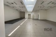 VENDO Excelente loja com aproximadamente 450m² de área real privativa, muito bem localizada na avenida Protásio Alves. Estacionamentop carros na frente.&lt;BR&gt;&lt;BR&gt;Loja/prédio construído por u