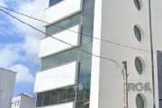 Sala comercial no bairro Menino Deus. Condomínio com Portaria, elevador e 1 vaga de garagem. Excelente localização, próximo ao pólo jurídico e demais conveniências.