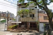 Excelente cobertura semimobiliada, na Rua Luiz de Camões, no Bairro Santana, com 171m² privativos, distribuídos em dois pavimentos. No andar inferior, um amplo living para dois ambientes com lareira e