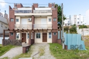 Casa triplex para venda no bairro Hípica, com aproximadamente 150m² de área privativa, piso porcelanato, 03 dormitórios sendo 01 suíte e espera para banheira de hidromassagem, 04 banheiros, living de 