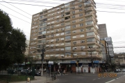 Apartamento de frente, dois quartos, living em dois ambientes, sacada envidraçada, copa-cozinha ampla, banheiro auxiliar, banheiro social , 75 metros privativos, edifício com portaria 12 horas, e elev