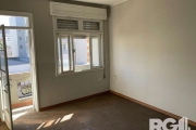 Apartamento com 4 dormitórios, sacada com frente para avenida, 2 banheiros, área de serviço, dependência de empregada, elevador, sem vaga. Próximo ao Hospital de Clínicas e toda a conveniência do Bair