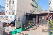 Apartamento reformado com arquitetura moderna e parede revestida de madeira, oferecendo um ambiente charmoso e aconchegante. Com 2 quartos e área privativa de 67m2, o apartamento possui um living para