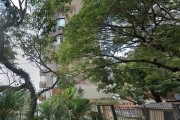 Ótima e ampla cobertura duplex no bairro Jardim Botânico, de frente, desocupada, com 245m² privativos, de 3 dormitórios e 3 vagas. Possui no andar inferior: living amplo com lareira, sala de jantar co