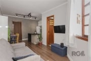 Apartamento de 1 dormitório na Cidade Baixa, região central de Porto Alegre. Imóvel de fundos, silencioso, com cozinha integrada ao living, todo reformado e impecável, piso em laminado, ficam armários