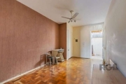 Apartamento amplo com 1 dormitório, sacada e split, living para 2 ambientes, cozinha toda em piso frio e com mobília planejada, área de serviço separada com amplo pátio nos fundos, banheiro social. Pi