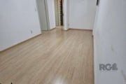 Lindo apto de 1 dorm semimobiliado em frente ao campus da UFRGS/Centro.  Quarto com roupeiro e cama de solteiro. Piso laminado em excelente estado. Sala dois ambientes com split. Área de serviço separ