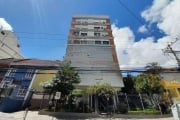 Excelente apartamento de 3 dormitórios, living com 2 ambientes,  copa cozinha mobiliada, lavanderia separada, despensa (originalmente banheiro auxiliar desativado) , muito iluminado, sol da manhã, 2 b