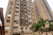 Vende apartamento no condomínio New Life, com garagem coberta, nunca habitado, super arejado, 03 dormitórios, living para dois ambientes, banheiro social, cozinha com churrasqueira e área de serviço. 