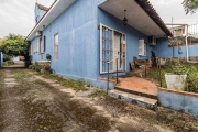 Excelente casa à venda. Propriedade ideal para sua residência e seu negócio comercial (oficina, pet shop, marcenaria). Essa propriedade dispões de 3 dormitórios. O quarto de casal, além de amplo e bem