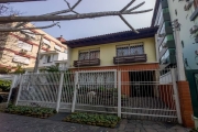 Belíssima casa, localizada no desejado bairro Bela Vista, com pátio com piscina e um anexo ao fundo. A casa oferece um espaço amplo e bem distribuído em dois pavimentos. Na parte inferior, você encont