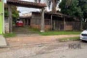 Terreno com 1.476m², plano, pronto para construtora e investidor, no bairro Hípica, zona sul de Porto Alegre, próximo ao Zaffari Hípica e atacado Desco. Na área existem 2 construções, uma de alvenaria