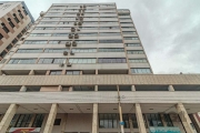 Descubra a exclusividade deste incrível apartamento de cobertura disponível para venda, localizado no coração do Centro de Porto Alegre, na Avenida Loureiro da Silva 1302. Um quarto espaçoso e duas el