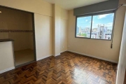 Ótimo apartamento no Menino Deus, andar alto, com 66m² privativos, desocupado, reformado, de 2 dormitórios. Possui sala ampla, 2 dormitórios, banheiro social com box de vidro e ventilação natural, coz