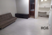 Vende amplo JK reformado com 35,21m² úteis, sala / dormitório, cozinha com armários, piso laminado,  área de serviço, banheiro,  arejado e iluminado.&lt;BR&gt;&lt;BR&gt;Possui  uma vaga escriturada.&l