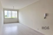 Apartamento todo reformado, 69m² de área privativos, 2 quartos, living para 2 ambientes, cozinha, área de serviço separada, 2 banheiros sendo um auxiliar. Posição leste, portaria 24hs, salão de festa,