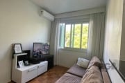 Este excelente apartamento de 1 quarto, possui uma espaçosa sala de estar com dois ambientes, banheiro social e uma área de serviço completamente renovada. Ficam no imóvel, móveis fixos no banheiro, c