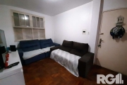 Apartamento amplo com 2 dormitórios, muito arejado, ventilação cruzada, localização privilegiada.